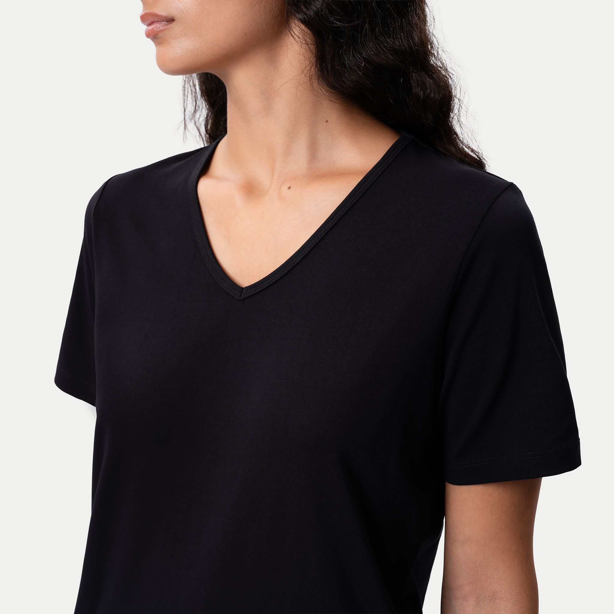 Figurbetontes Pima-T-Shirt mit V-Ausschnitt – Ninepine