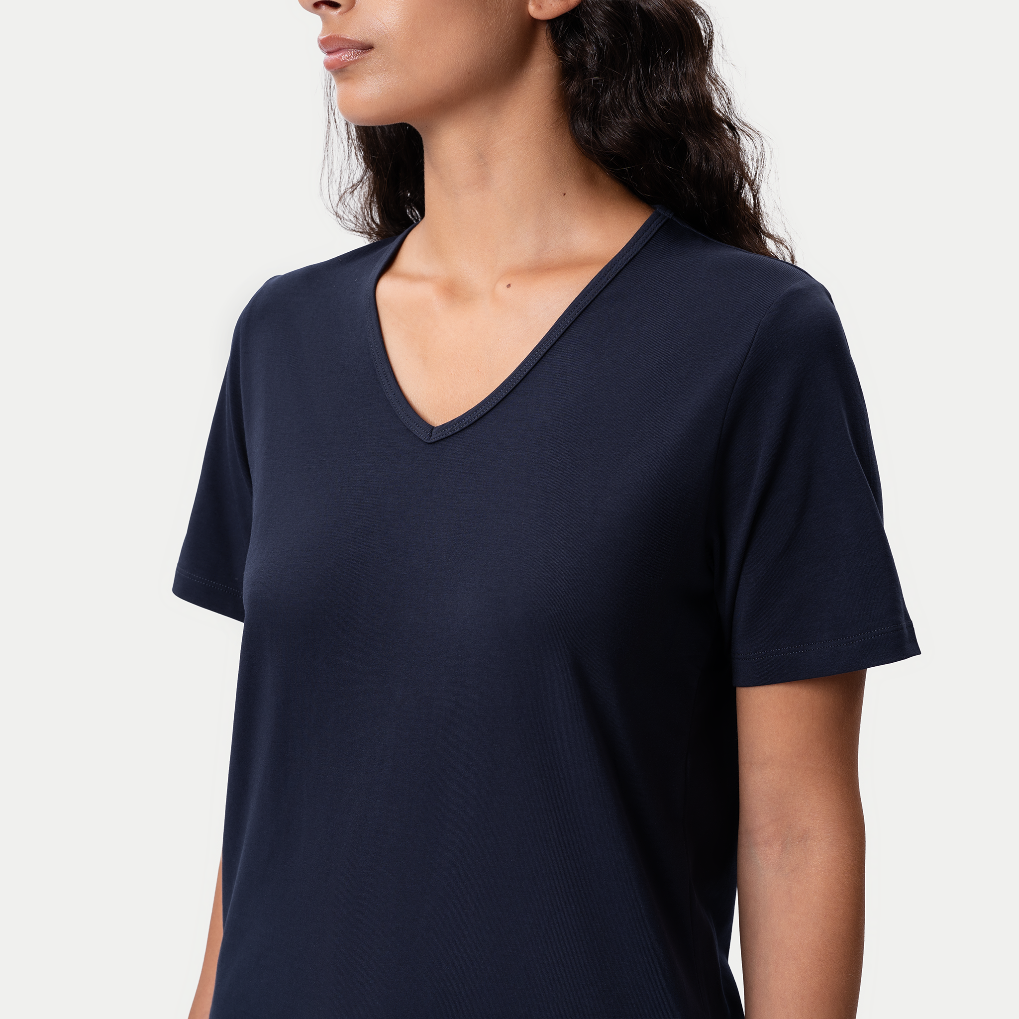 Figurbetontes Pima-T-Shirt mit V-Ausschnitt – Ninepine