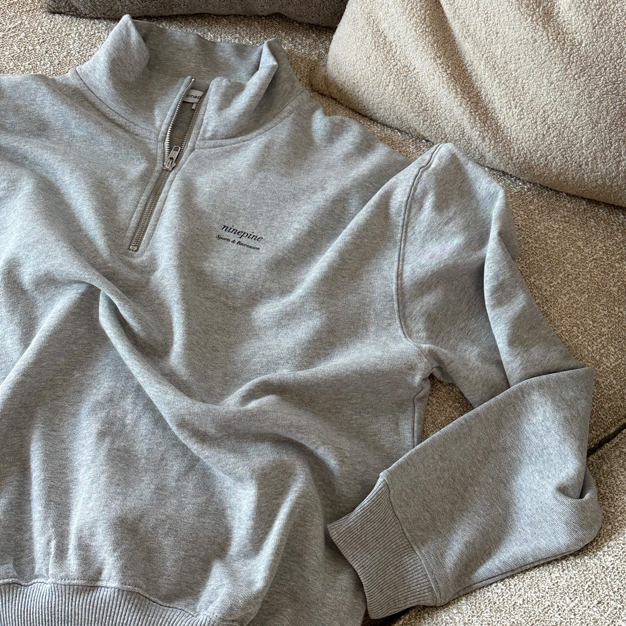 Pullover mit Viertelreißverschluss und lockerer Passform – Ninepine