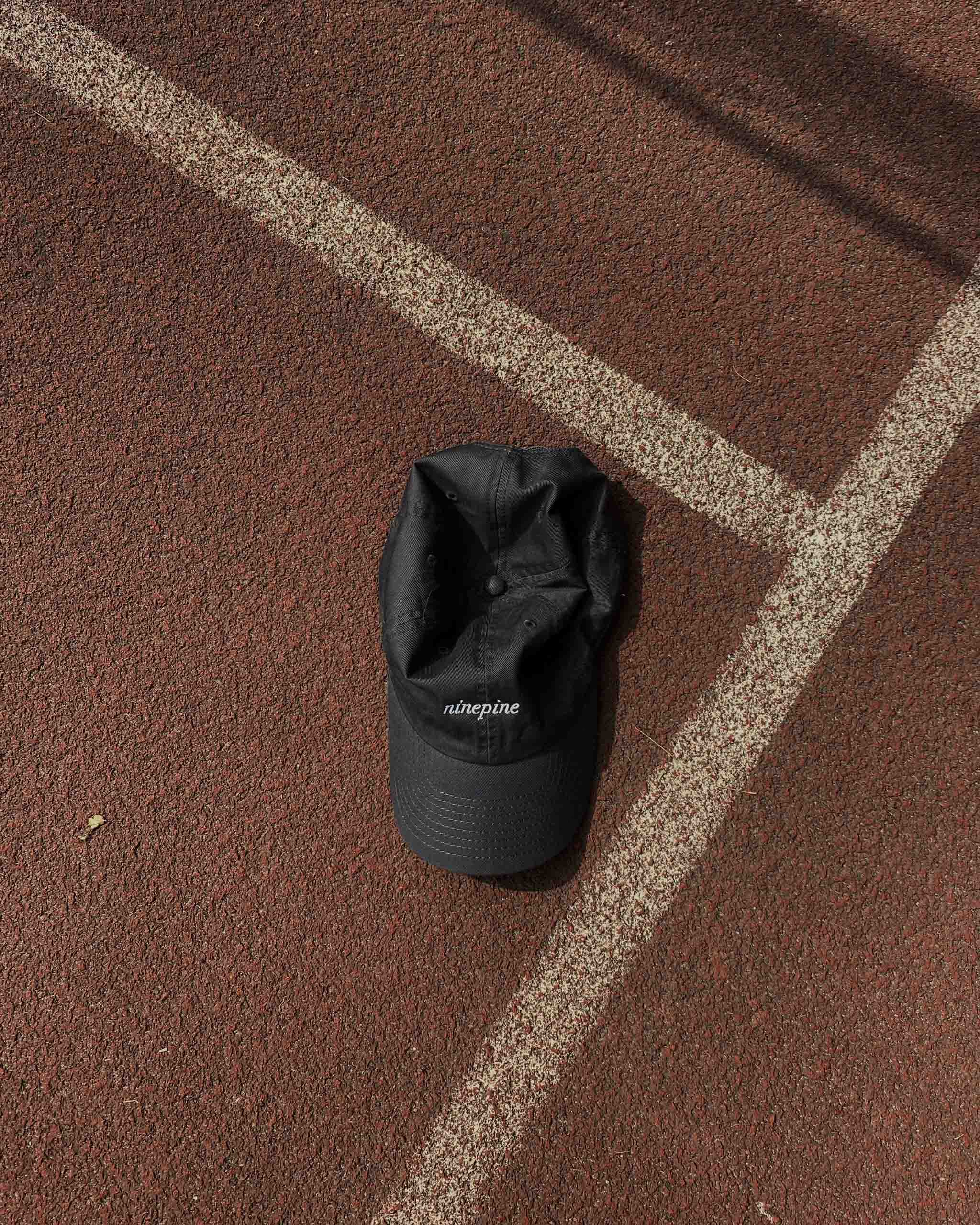 Nasse Kiefernholzabdeckung auf Laufbahn